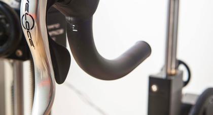 Close-up voeten wielrenners