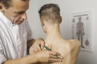 Nek en schouderpijn, een veel voorkomende blessure bij het wielrennen